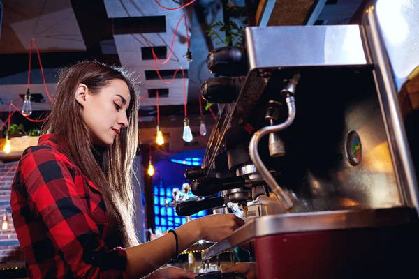 Chica camarera está haciendo café en un bar — Foto de Stock