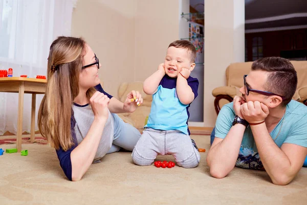Glückliche Familie hat Spaß beim Spielen auf dem Fußboden im Zimmer — Stockfoto