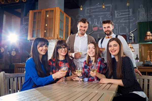 Grupo de amigos en una reunión con gafas risa y sonrisa — Foto de Stock