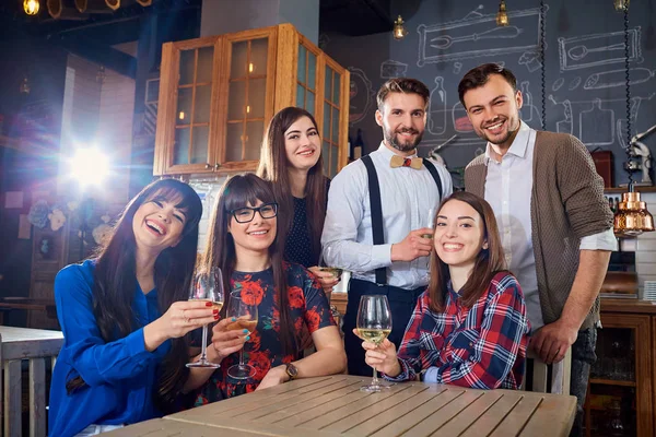 Grupo de amigos en una reunión con gafas risa y sonrisa — Foto de Stock