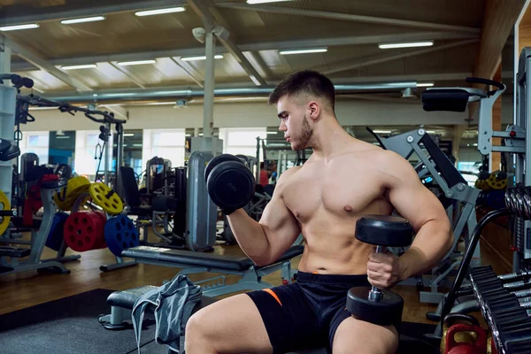 Çocuk jimnastik salonu dumbbells ile egzersizleri yapıyor — Stok fotoğraf