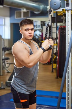 Adam simülatör spor salonunda egzersiz yapıyor