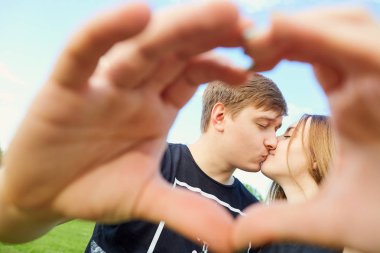 Sevgi dolu bir çiftin elinden kalp sembolü