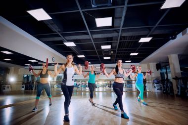 Eğitim grup. Spor salonunda bir çizgiyle egzersizleri yapıyor kızlar