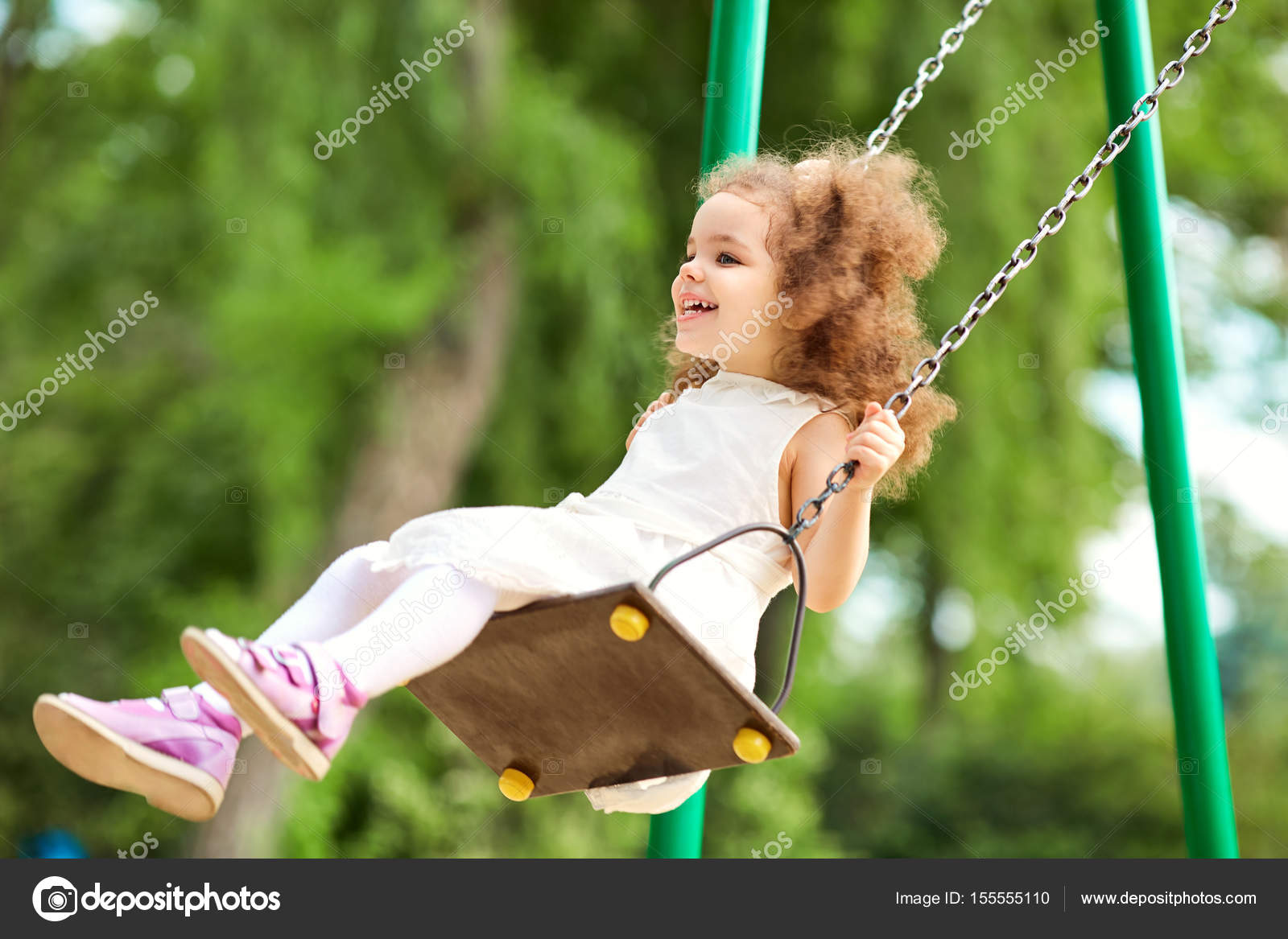 Menina Da Criança Da Criança Que Balança Em Um Balanço Do Campo De Jogos  Foto de Stock - Imagem de outono, jogar: 71953248