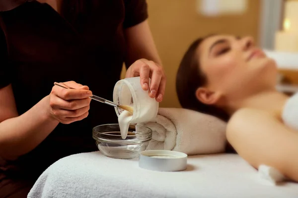 Cosmetologue fait un masque facial dans le salon de beauté spa — Photo