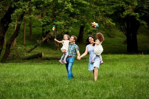 Familia feliz caminando en el parque de verano —  Fotos de Stock