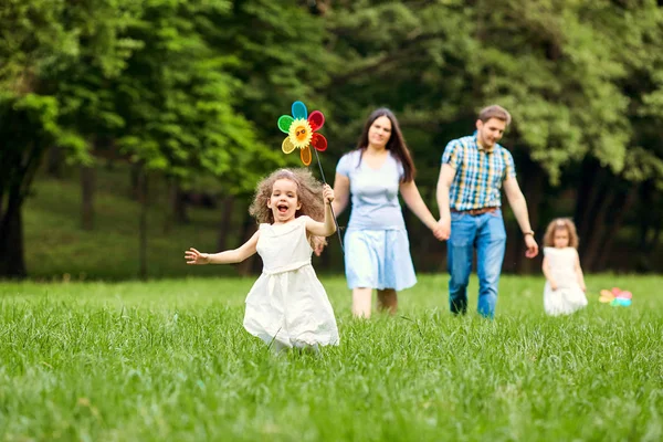 Mutlu aile parkta oynarken yürüyüş — Stok fotoğraf