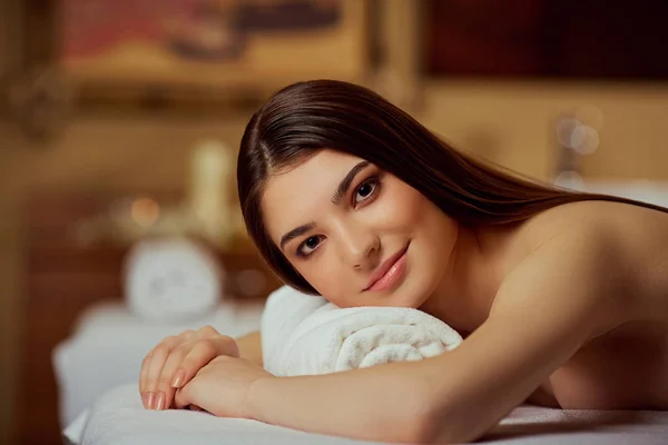 Retrato de uma bela mulher close-up deitado em um salão de spa — Fotografia de Stock