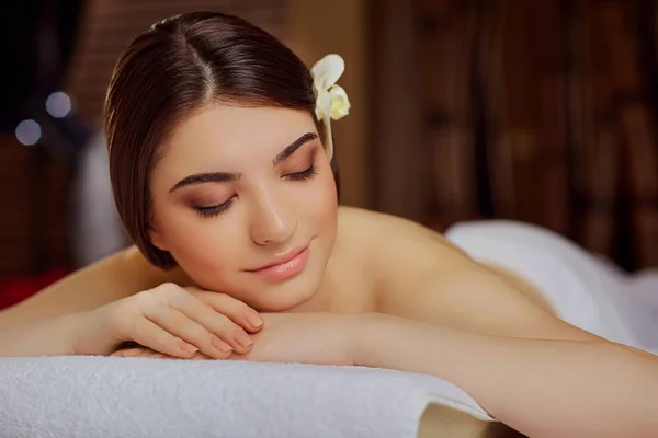 Portrait d'une belle femme en gros plan couché dans un salon de spa — Photo