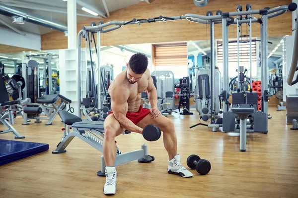 Bodybuilder tidak latihan dengan dumbbells di gym — Stok Foto