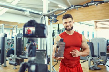 Blogger atlet spor salonunda sağlıklı beslenme hakkında bir video yapar