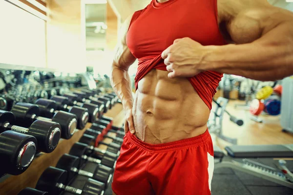 Pendekatan otot pada perut binaragawan di gym — Stok Foto