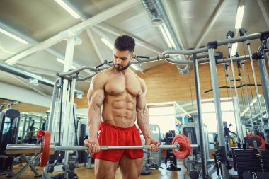 Vücut geliştirmeci halter salonunda bar ile sakallı