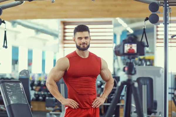 Atlet blogger binaragawan membuat video di gym — Stok Foto