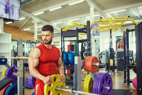 Potret binaragawan dengan jenggot di gym — Stok Foto
