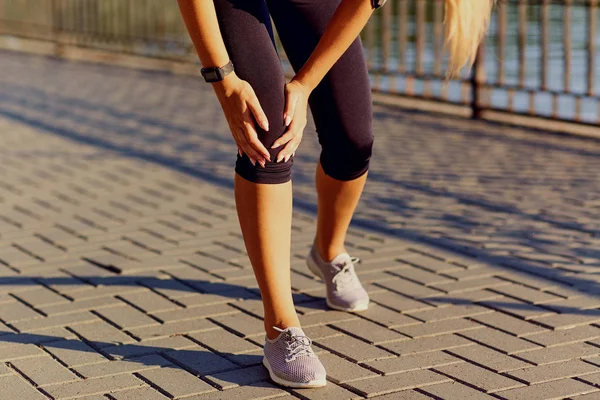 Поранення коліна під час бігу . — стокове фото