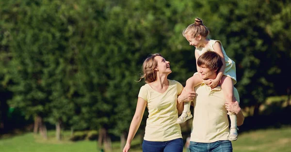 Glückliche Familie im Park. — Stockfoto