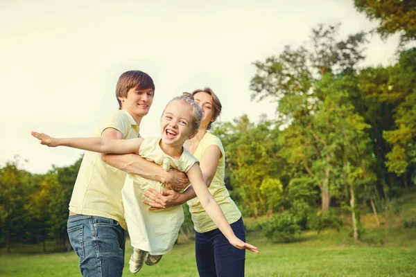 Familia feliz en el parque. — Foto de Stock