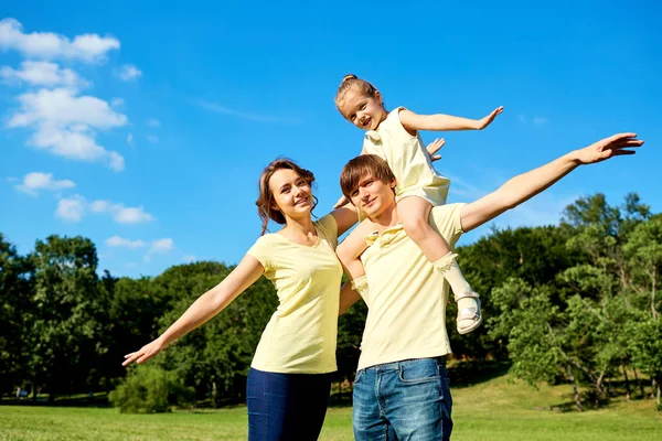 Glückliche Familie lächelt im Park. — Stockfoto