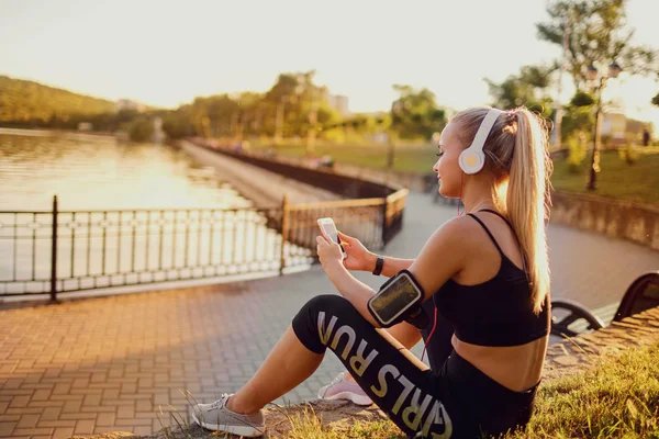 Κορίτσι δρομέας να ακούτε μουσική στο πάρκο — Φωτογραφία Αρχείου