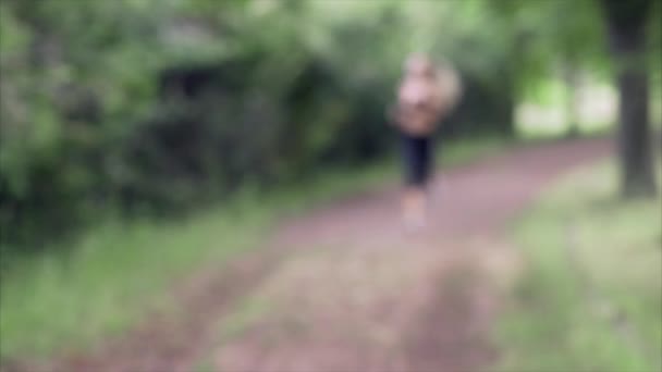 A girl is running in the park in the summer — Stock Video