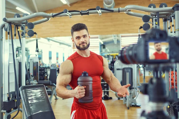 Atlet blog membuat video di gym . — Stok Foto