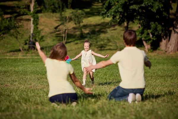 Glückliche Familie spielt im Park. — Stockfoto