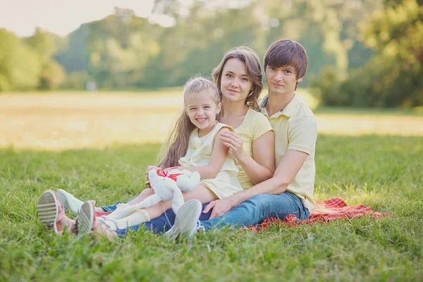 Glückliche Familie im Park an einem sonnigen Tag — Stockfoto