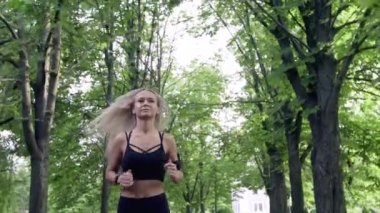 Genç kadın yaz parkında çalışır.