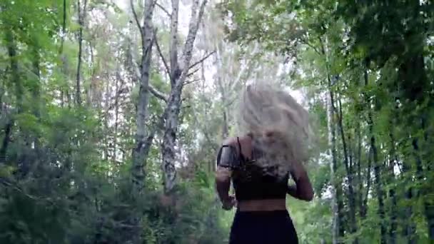 Молодая женщина бегает в летнем парке . — стоковое видео
