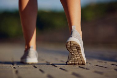 Ayakkabı yolun ayak koşucu yakın çekim