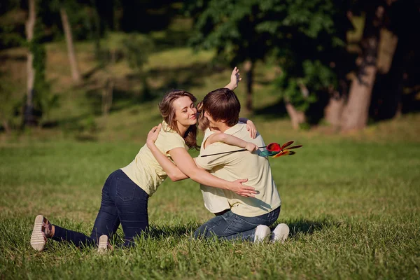 Mutlu aile parkta oynuyor..