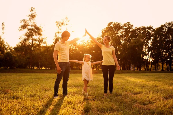 Conceito de uma família feliz . — Fotografia de Stock