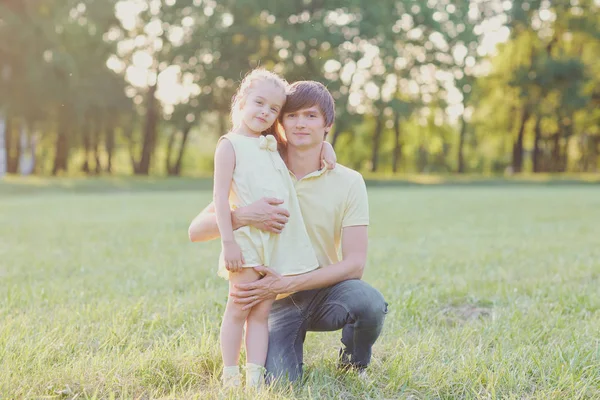 Батько і дочка обіймаються в парку . — стокове фото