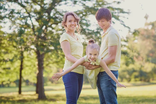 Lycklig familj i parken. — Stockfoto