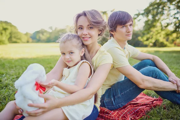 Lycklig familj leker i parken. — Stockfoto