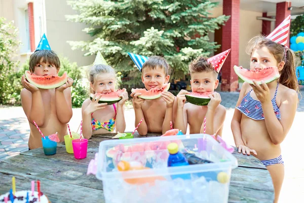 Παιδιά Μαγιό με καρπούζια στο γενέθλιά τους σε — Φωτογραφία Αρχείου