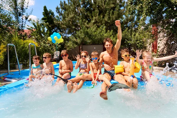 Niños con un educador en la piscina en el campamento de verano . —  Fotos de Stock
