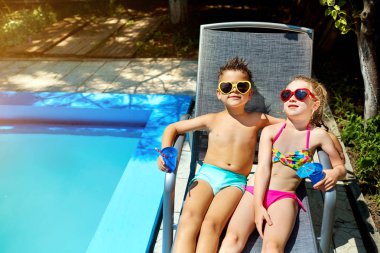 Bir tembel yaz aylarında havuzun sevgi dolu çift çocuk çocuklar.