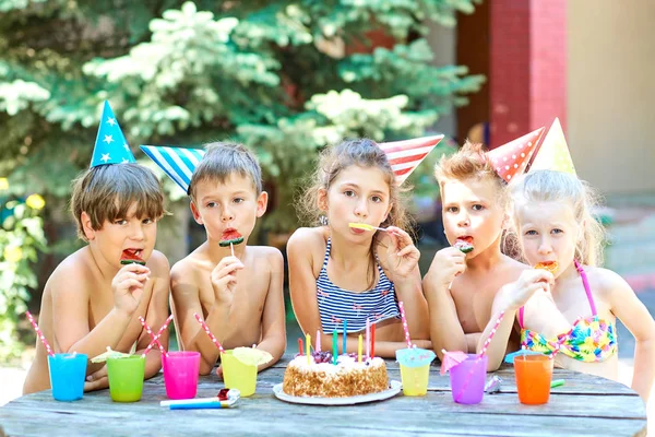 День рождения. Счастливые дети шляпы с красочными конфеты . — стоковое фото