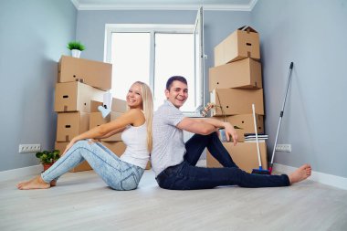 Yeni bir evde yerdeki genç Çift. 