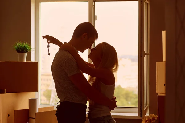 Jovem casal com chaves na nova casa de apartamento . — Fotografia de Stock