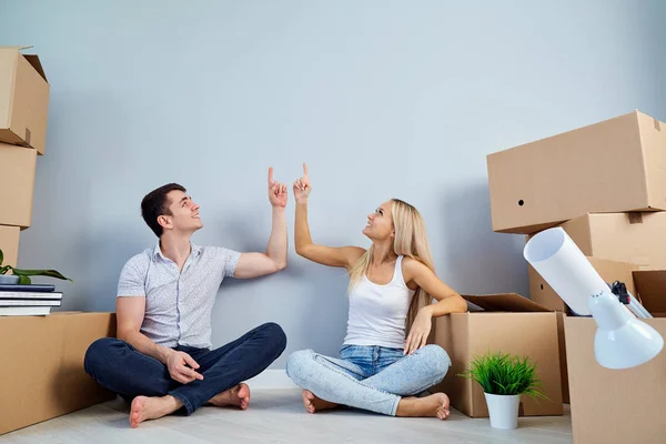 Een jong stel in een nieuw huis-appartement. — Stockfoto