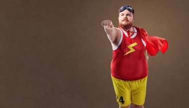 Bir süper kahraman kostümü şişko komik adam