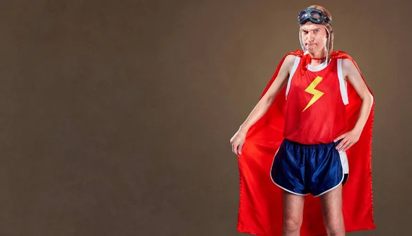 Cienkie, zabawny człowiek w kostiumie superbohatera. — Zdjęcie stockowe