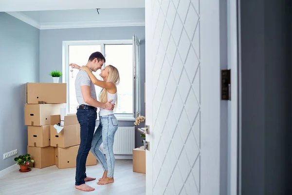 Jovem casal com chaves em novas habitações. — Fotografia de Stock