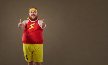 Parmaklarını spor giyim kalın komik adam devam