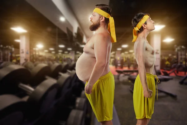 Смешные смешные толстые и худые мужчины в спортзале — стоковое фото
