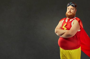 Bir süper kahraman kostümü şişko komik adam.